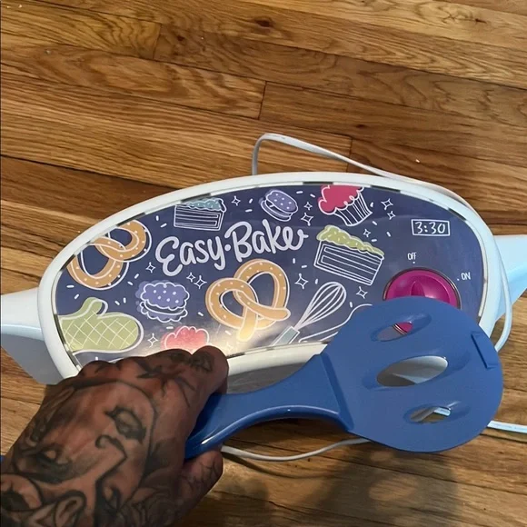 Easy-Bake Oven with Fun Graphics - Picture 2 of 4